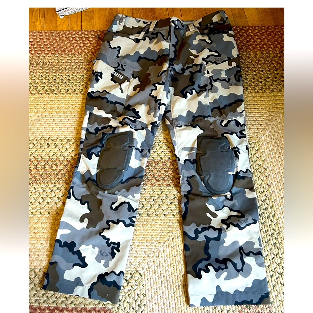 KIUI Pro Pants Mens Size 42-35L  Verde Camo. good condition